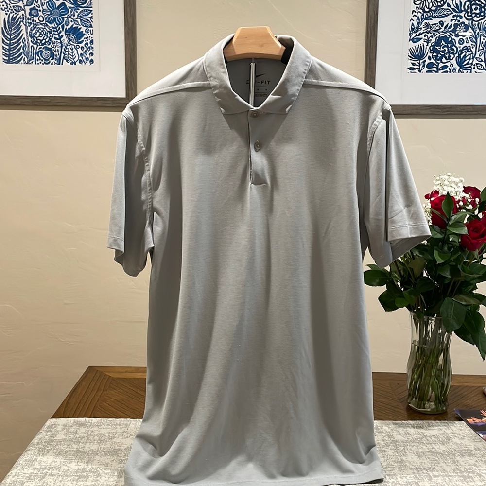 Nike Men’s Golf Standard, Dri-Fit Size M.